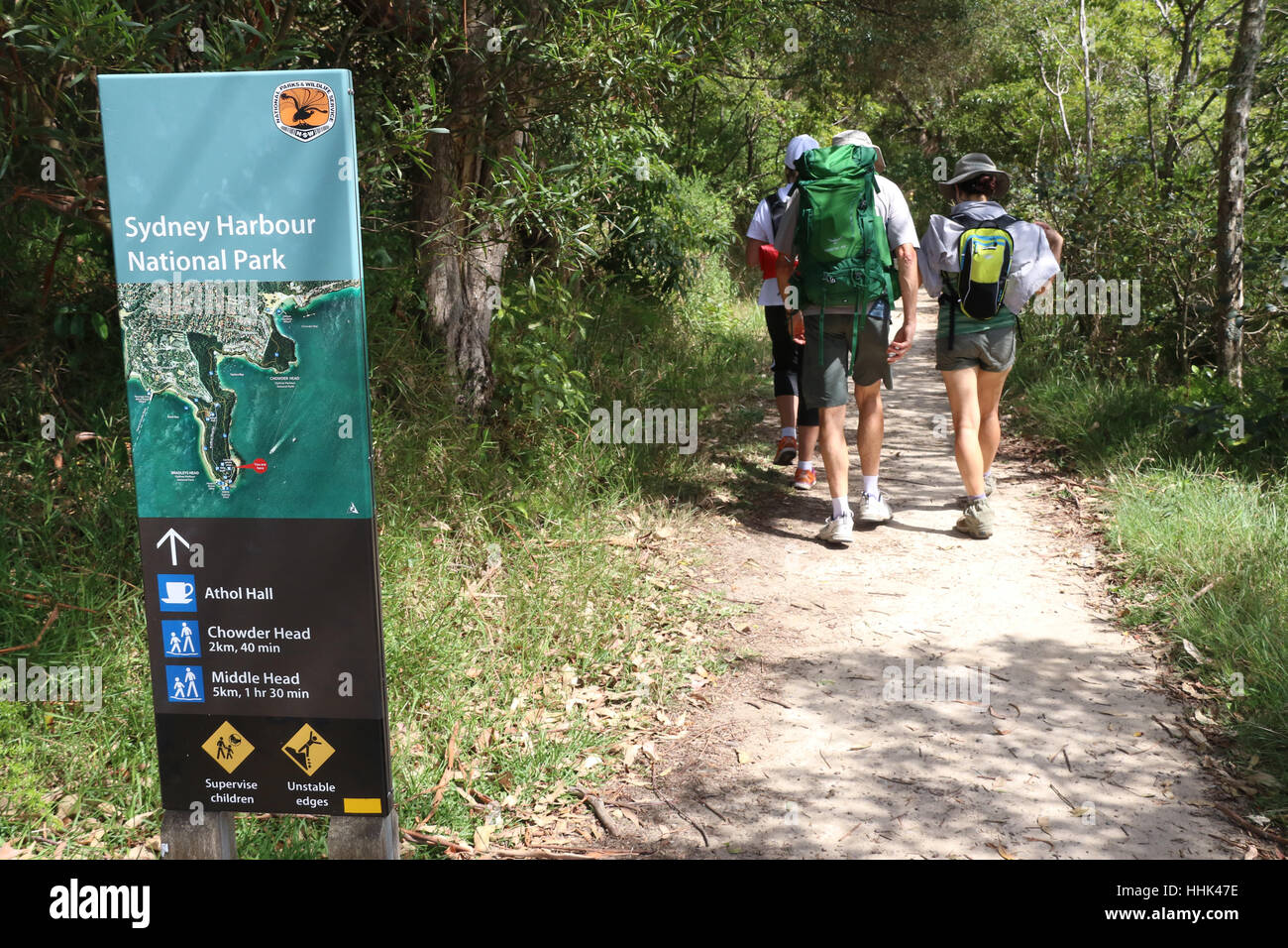 Bushwalkers au début de la piste, Taylors Bay Mosman, Sydney Harbour National Park. Banque D'Images