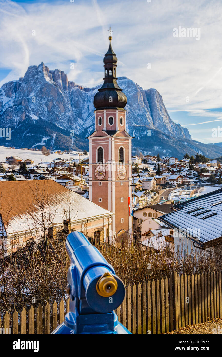Le télescope touristique village de montagne italien Banque D'Images
