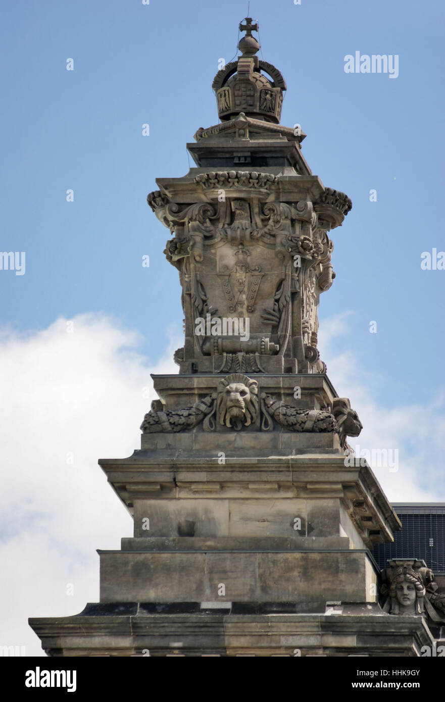 Détail du Reichstag à Berlin (Allemagne) montrant une pierre sculptée en face de ciel bleu pour la plupart Banque D'Images