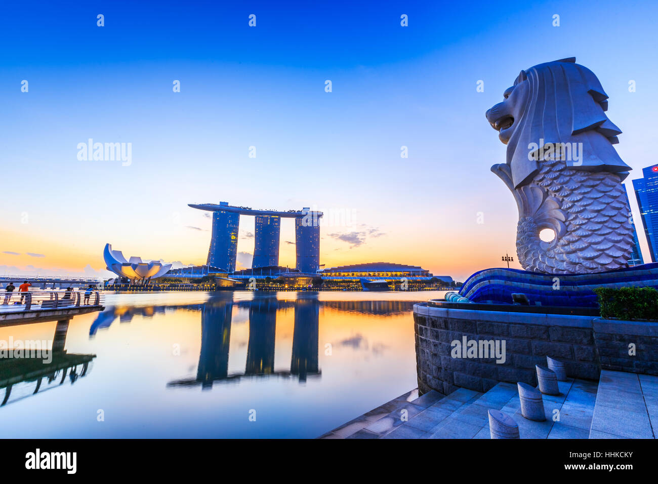 La ville de Singapour, Singapour - 9 janvier, 2016 Marina Bay Sands Merlion, au lever du soleil. Banque D'Images