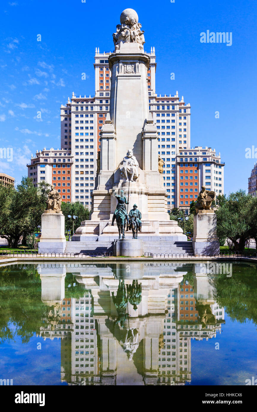 Madrid, Espagne. Le Cervantes monument et la construction de l'Espagne (Edificio Espana) sur la place d'Espagne (Plaza de España). Banque D'Images