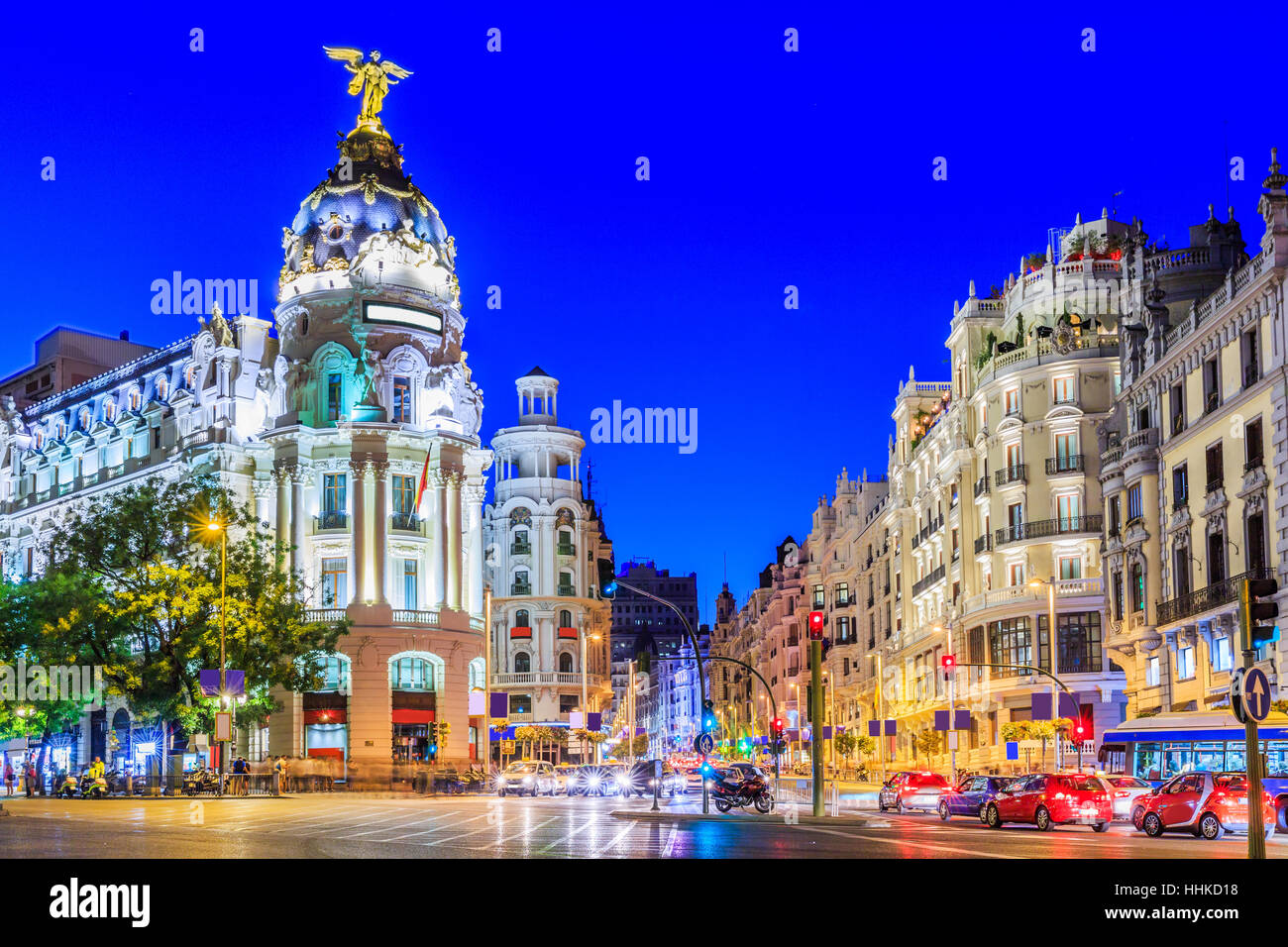 Madrid, Espagne. Gran Via, principale rue commerçante au crépuscule. Banque D'Images