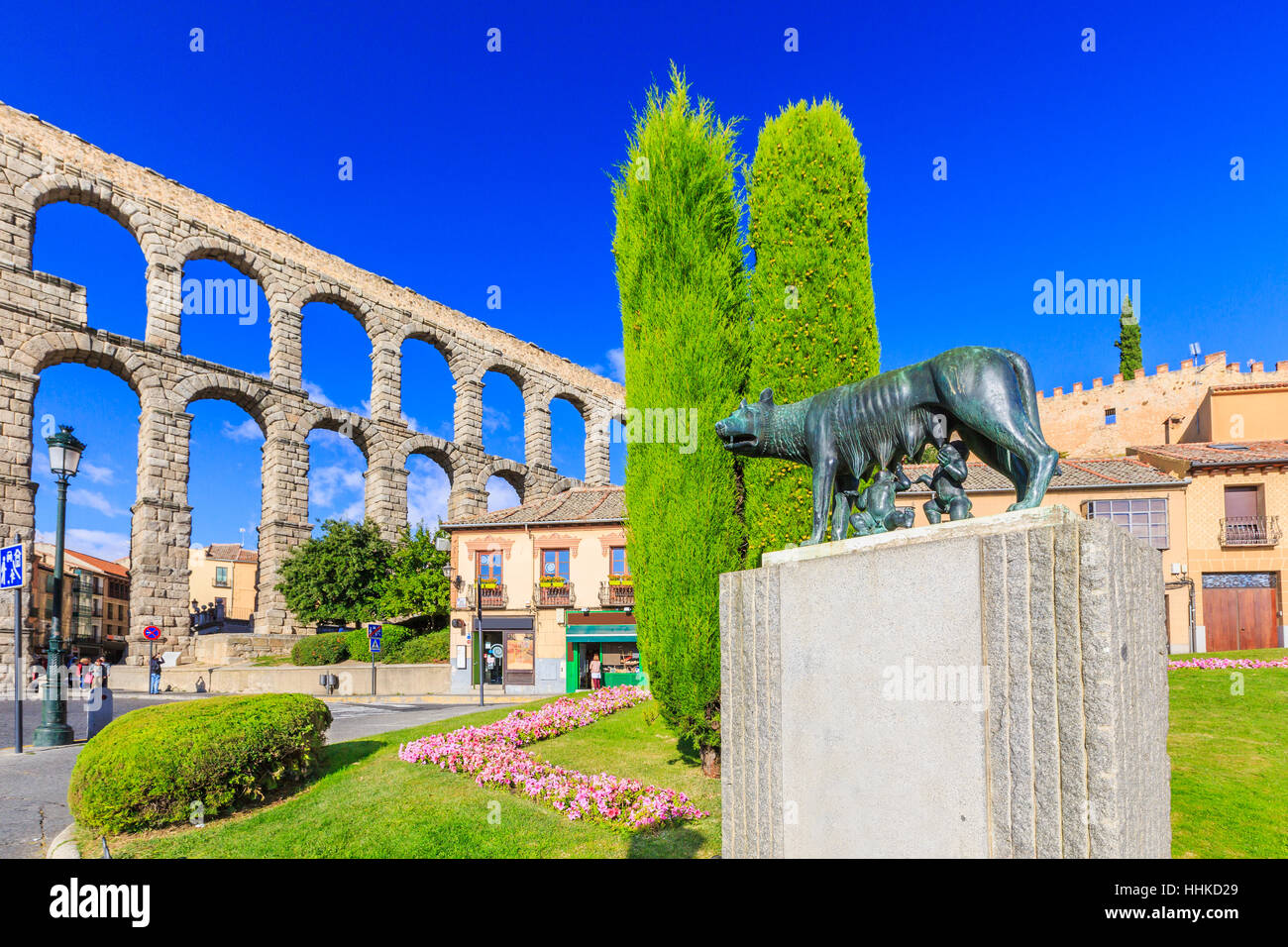 Segovia, Espagne. Elle wolf avec Romulus et Remus et l'aqueduc romain. Banque D'Images