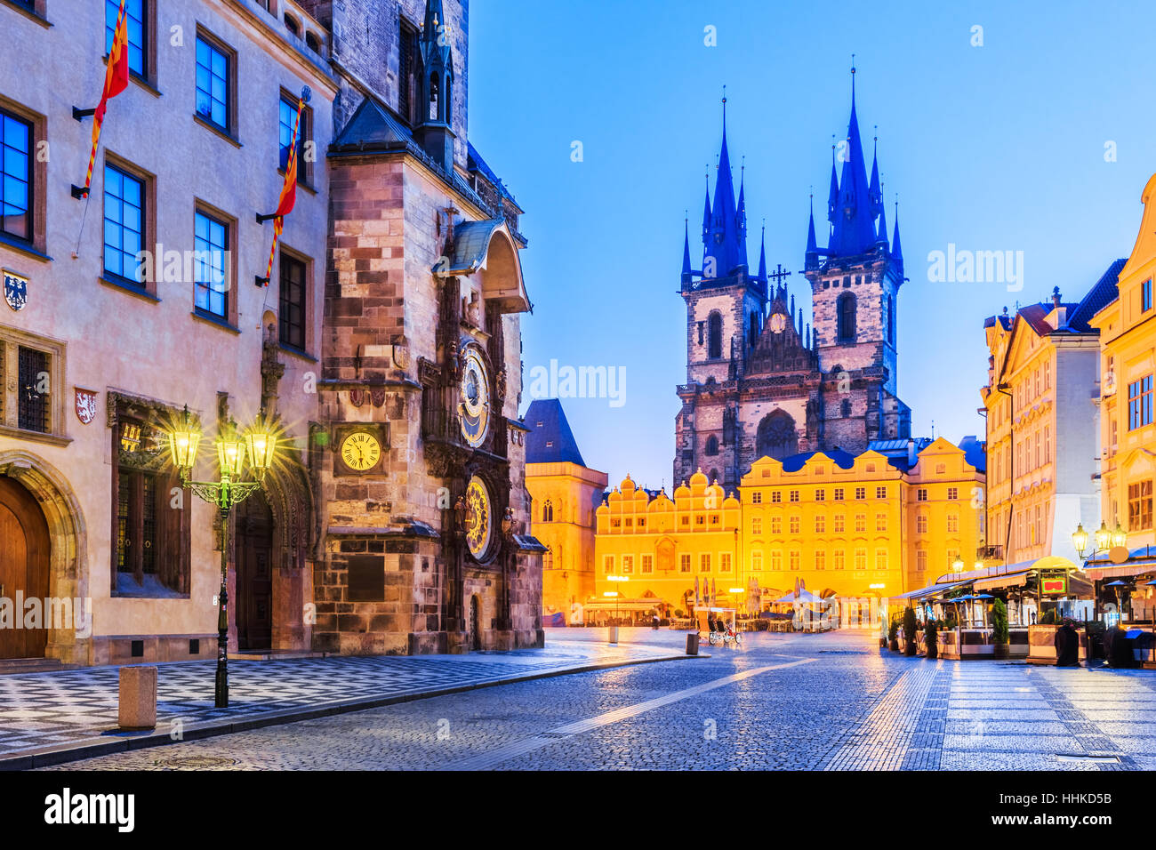 Prague, République tchèque. Église de la Vierge Marie avant et Tyn l'horloge astronomique. Banque D'Images