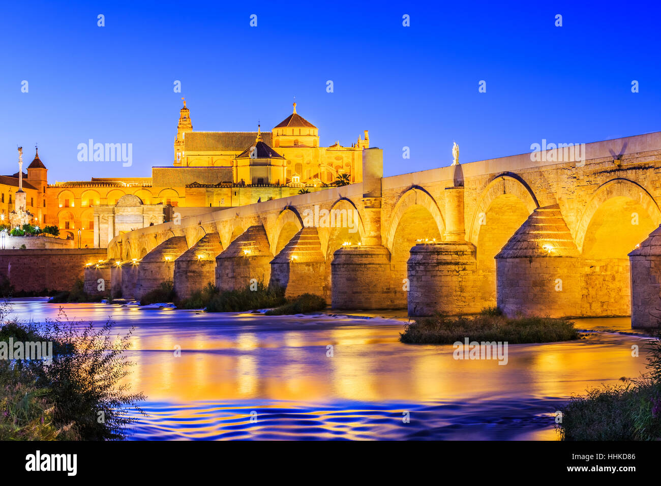 Cordoue, Espagne. Pont Romain et de la Mezquita. Banque D'Images