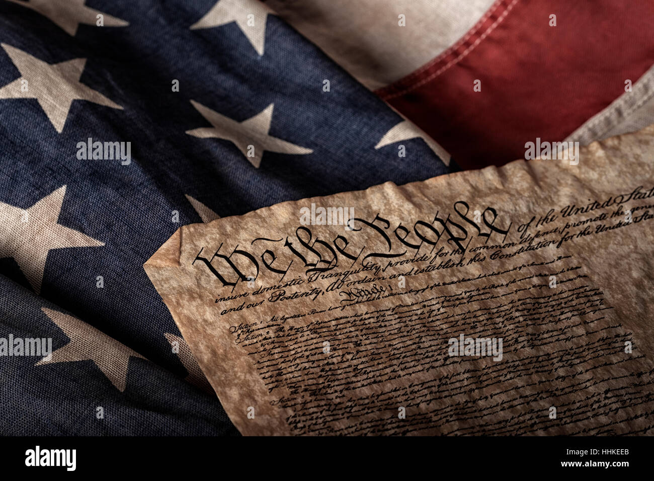 Constitution des États-Unis sur un vieux et usé d'un drapeau Banque D'Images