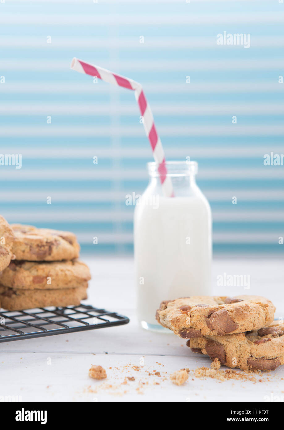 Des Cookies et du lait avec de la paille Banque D'Images