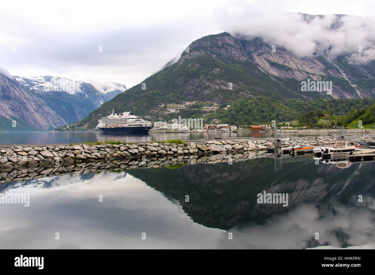 Holland America's 'bateau de croisière Prinsendam" amarré à Eidfjord, Norvège au cours de l'été Banque D'Images