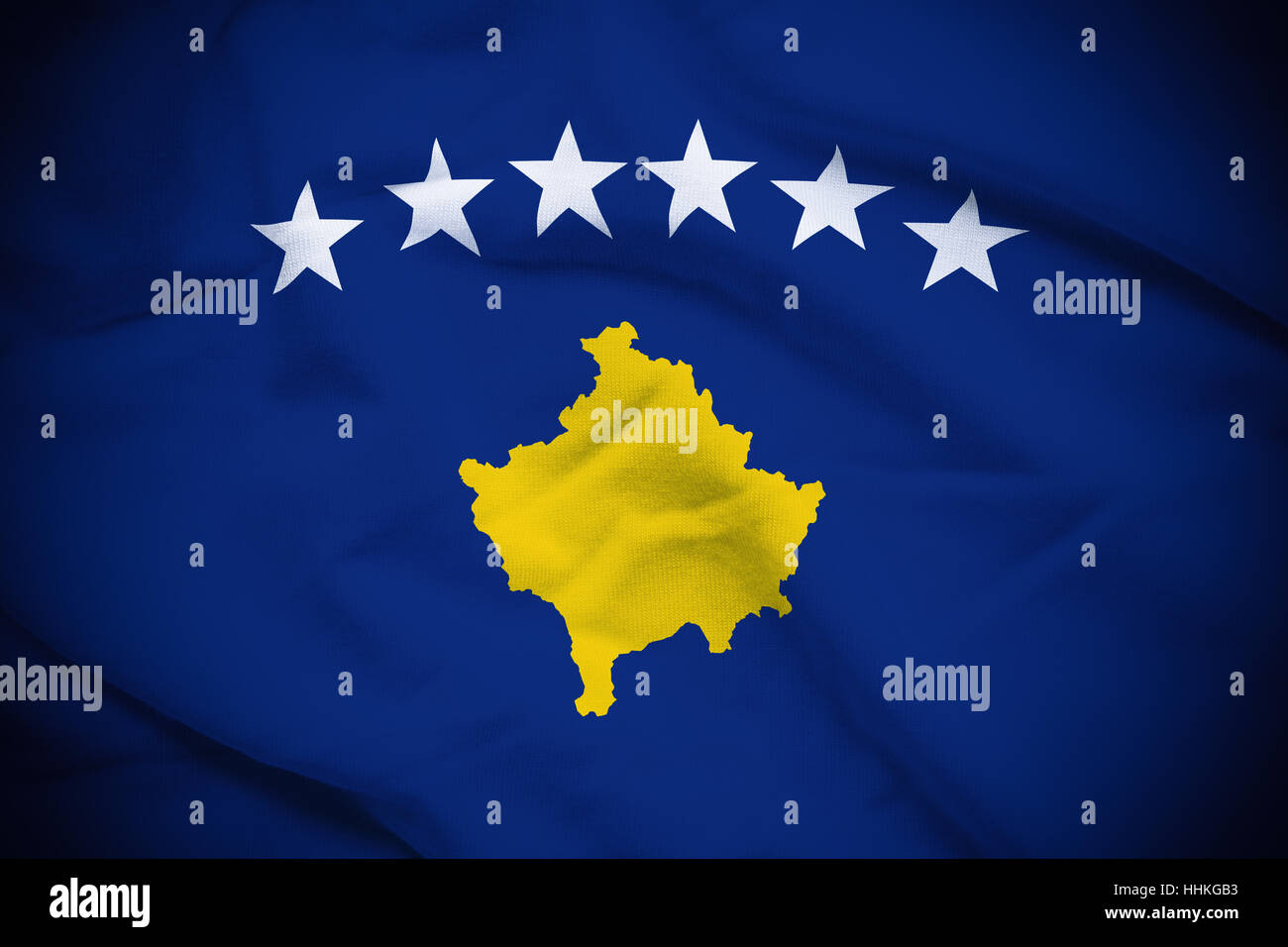 Ondulé et ridée drapeau national du Kosovo l'arrière-plan. Banque D'Images