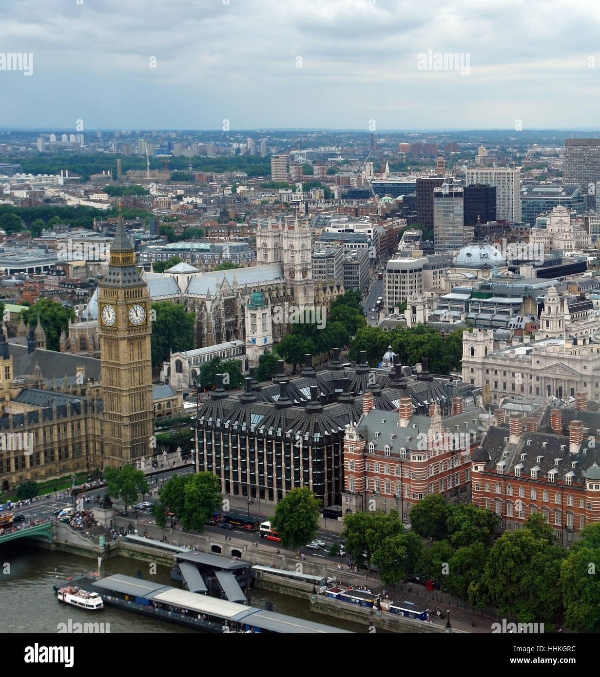 Vue aérienne de la ville de Londres avec Big Ben à l'heure d'été avec ciel assombri Banque D'Images