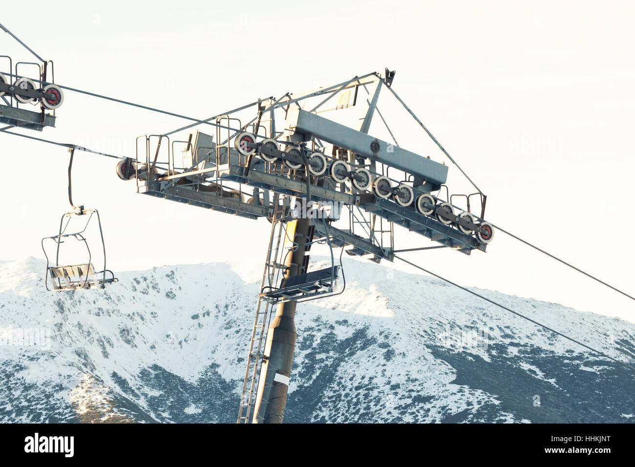 Ski lift chair vide en descendant du haut de la montagne Banque D'Images