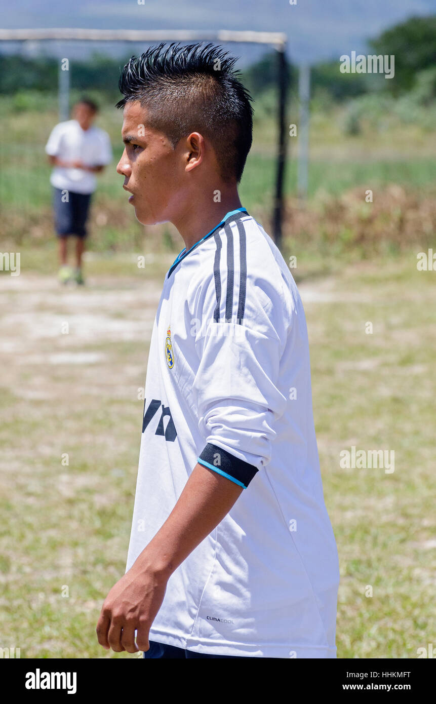 Certains élèves de l'école de Kamarata, situé dans le parc national Canaima, Venezuela jouer une partie de soccer, dans leur domaine de sports ayant background Banque D'Images
