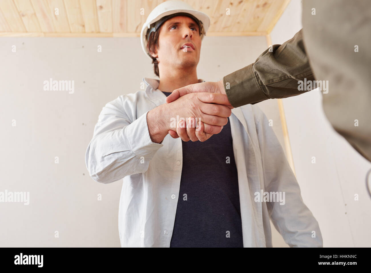 Serrer la main de l'architecte comme entrepreneur signe un accord Banque D'Images