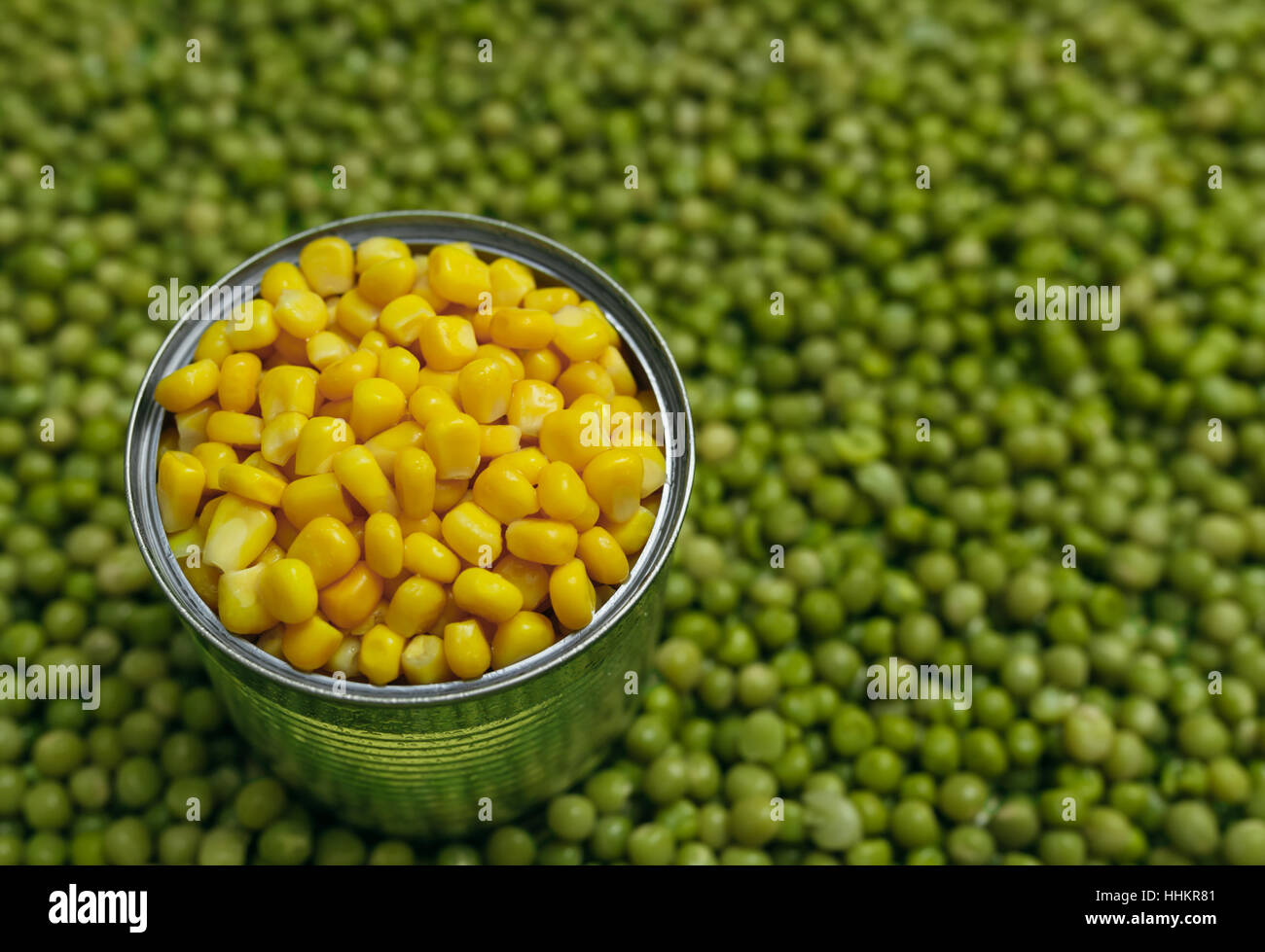 Contexte de pois et de maïs posés manuellement. enlever les débris . petits pois et le maïs . du vrai. Banque D'Images