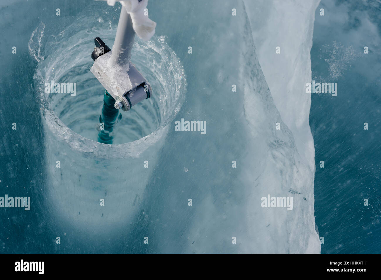 Piolet à glace - vis sur la pêche d'hiver sur la grotte de glace. La glace est très propre et beau. Le lac Baïkal. Banque D'Images
