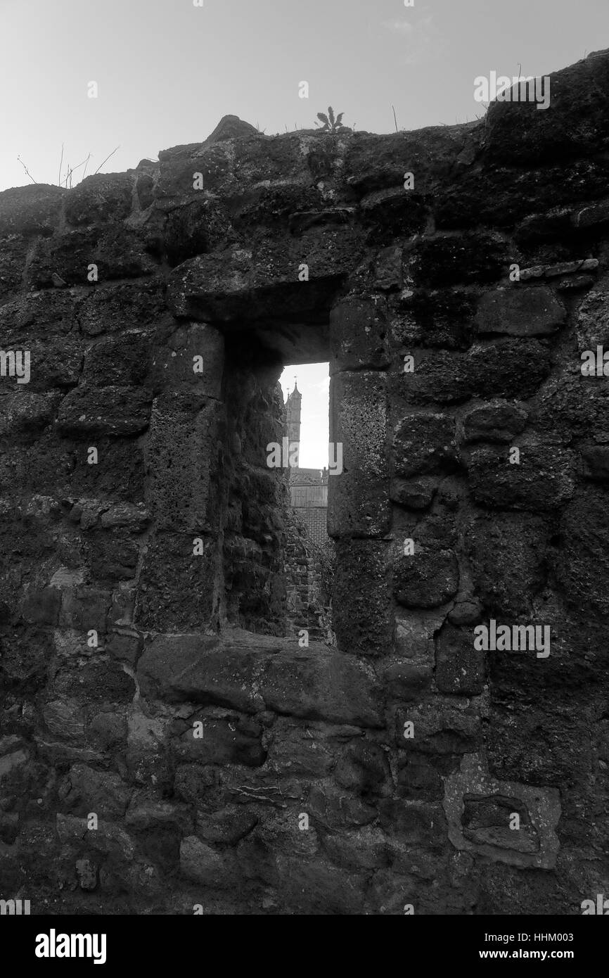 En regardant PAR LA FENÊTRE DE L'ALMHOUSE. Banque D'Images