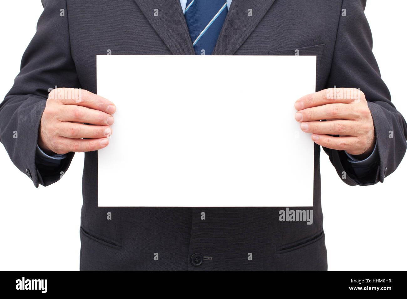 Man in suit holding a blank feuille blanche dans ses mains. Banque D'Images