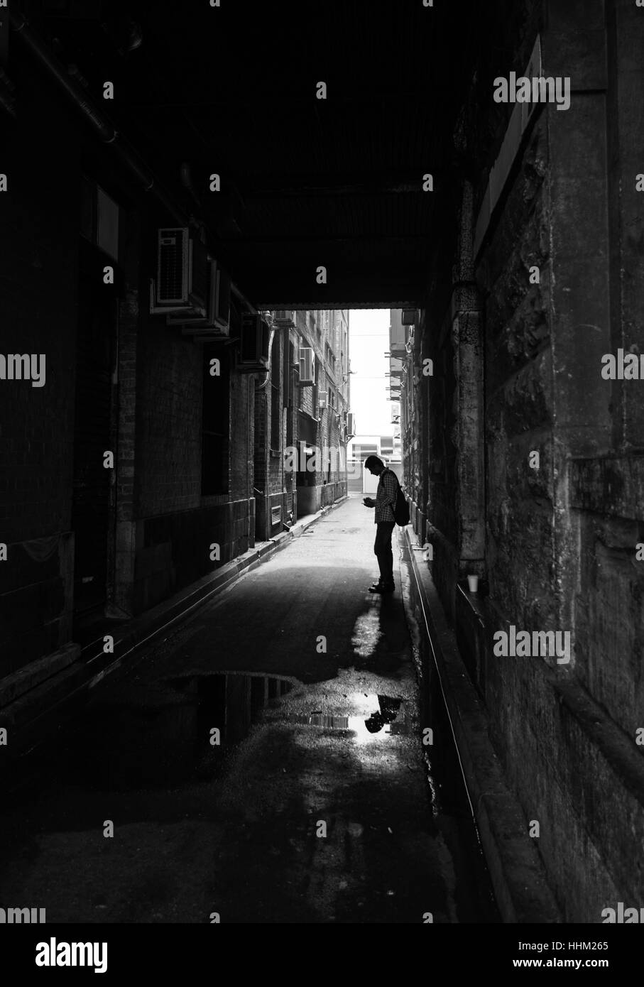L'homme sur son téléphone dans une ruelle du CBD de Melbourne, Victoria Australie Banque D'Images