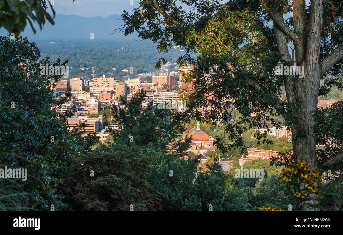 Asheville, Caroline du Nord à partir de la montagne surplombant la ville. Banque D'Images