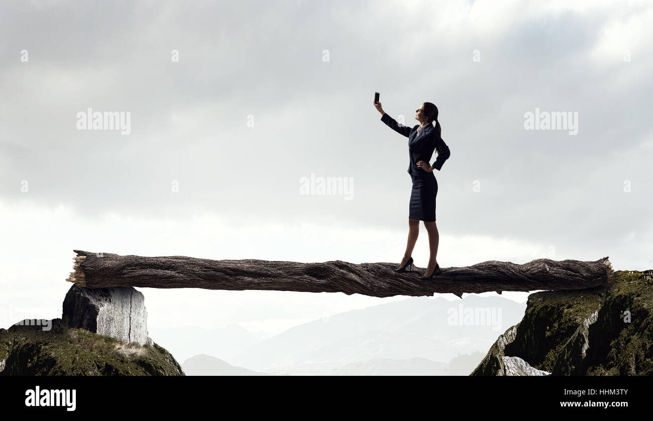 Businesswoman outdoors élégant selfies prise photo ou vidéo avec smartphone Banque D'Images