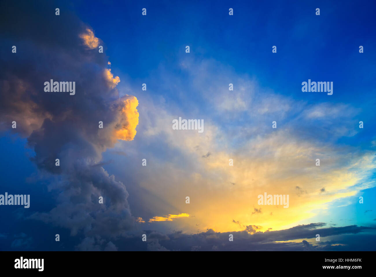 Ciel coucher de soleil spectaculaire avec le jaune, bleu et orange près de nuages d'orage. Banque D'Images