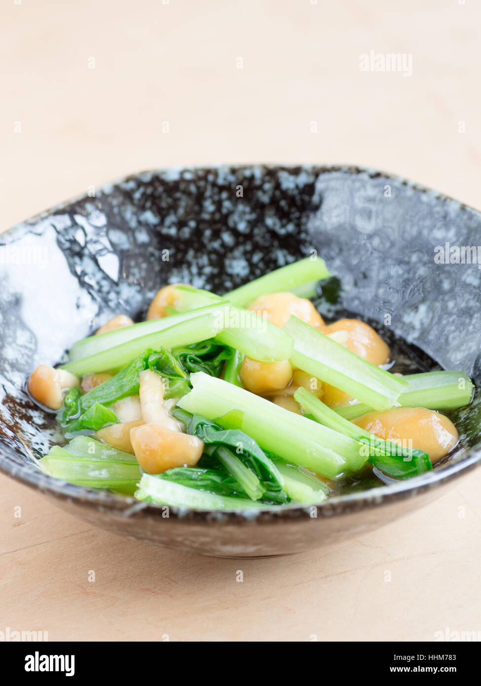 La cuisine japonaise, champignons visqueux appelé brocolis et les épinards dans le bol Banque D'Images