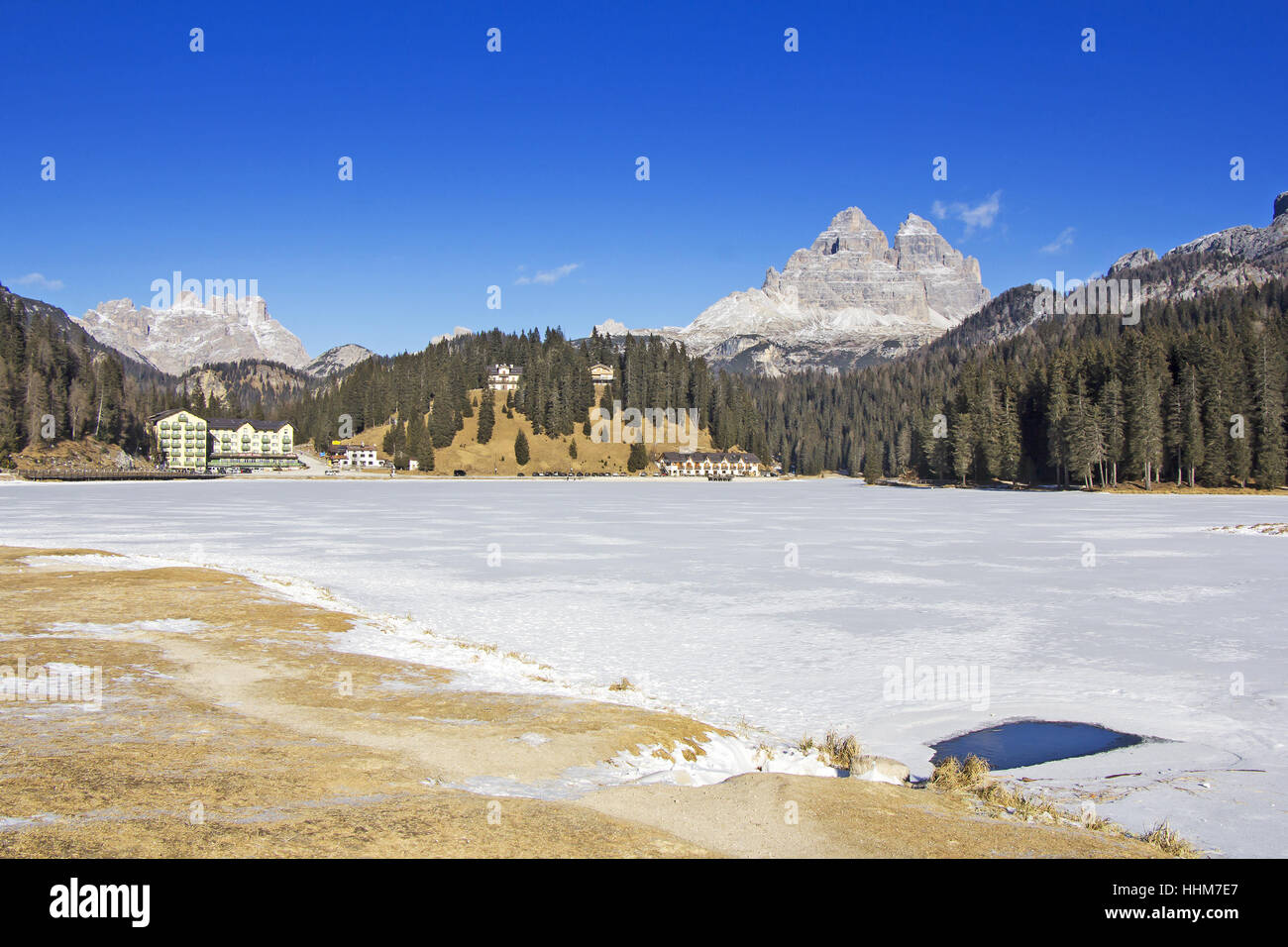 Vue panoramique sur le lac gelé et Misurina Tre Cime di Lavaredo en arrière-plan Banque D'Images