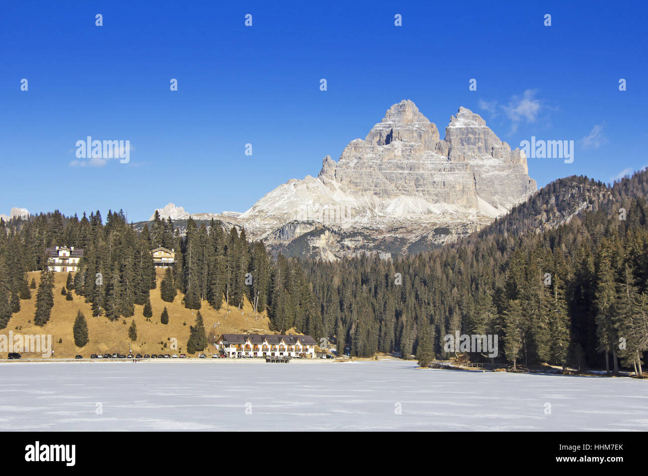 Vue panoramique sur le lac gelé et Misurina Tre Cime di Lavaredo en arrière-plan Banque D'Images