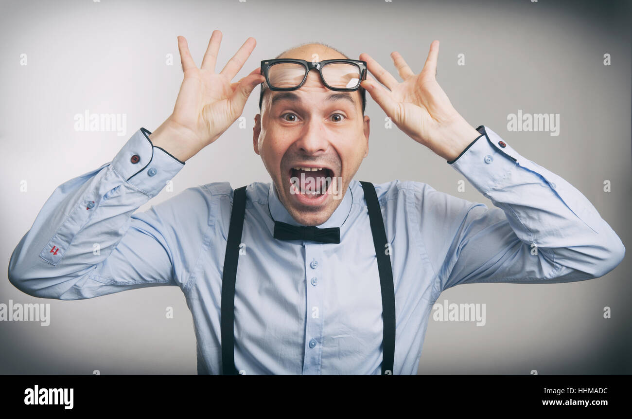 Funny portrait. Homme expressif. Surpris guy looking at camera Banque D'Images