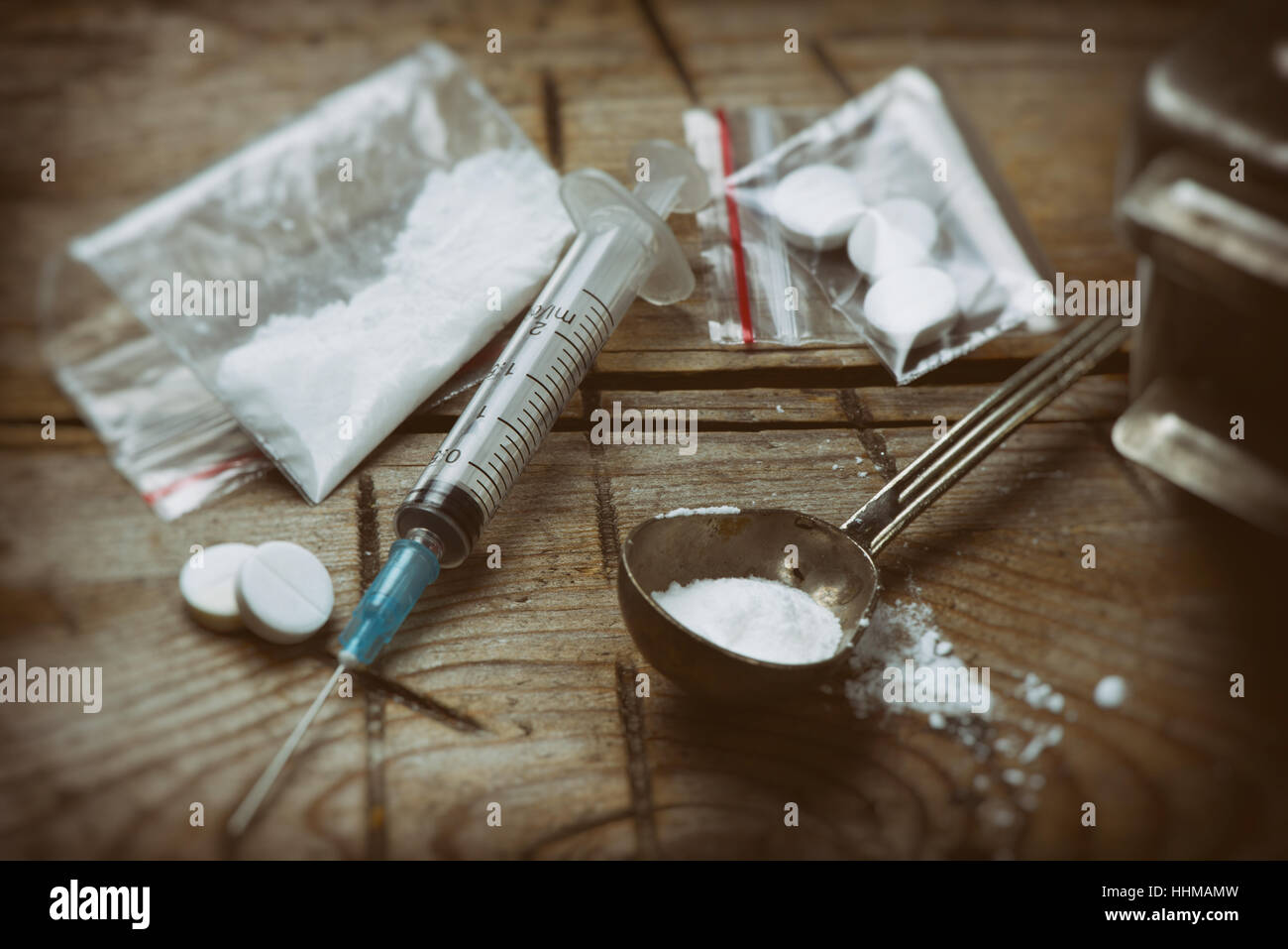 Seringue de médicaments, et d'héroïne sur grunge background Banque D'Images