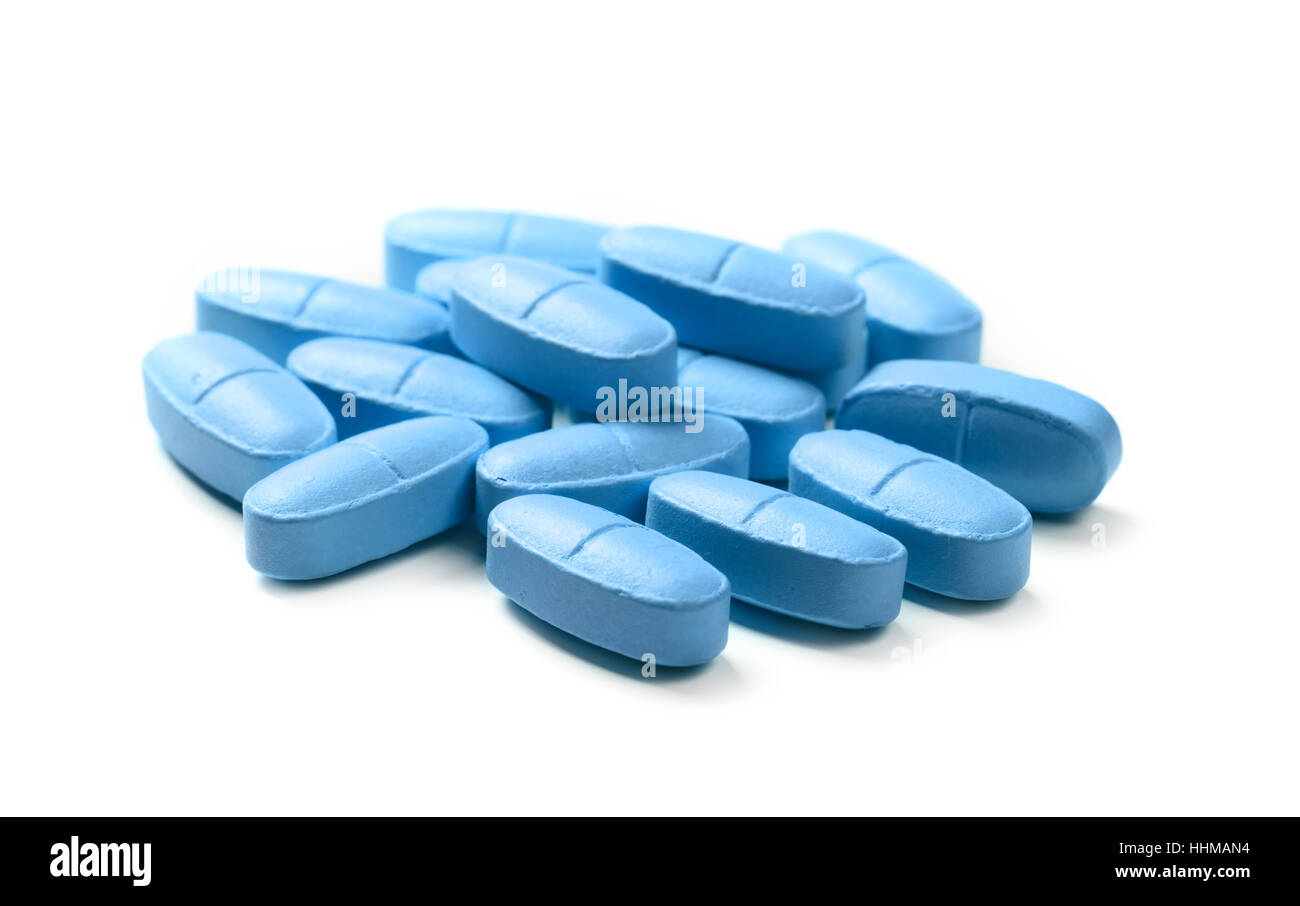 Blue pills isolé sur fond blanc. Comprimés médicaux Banque D'Images