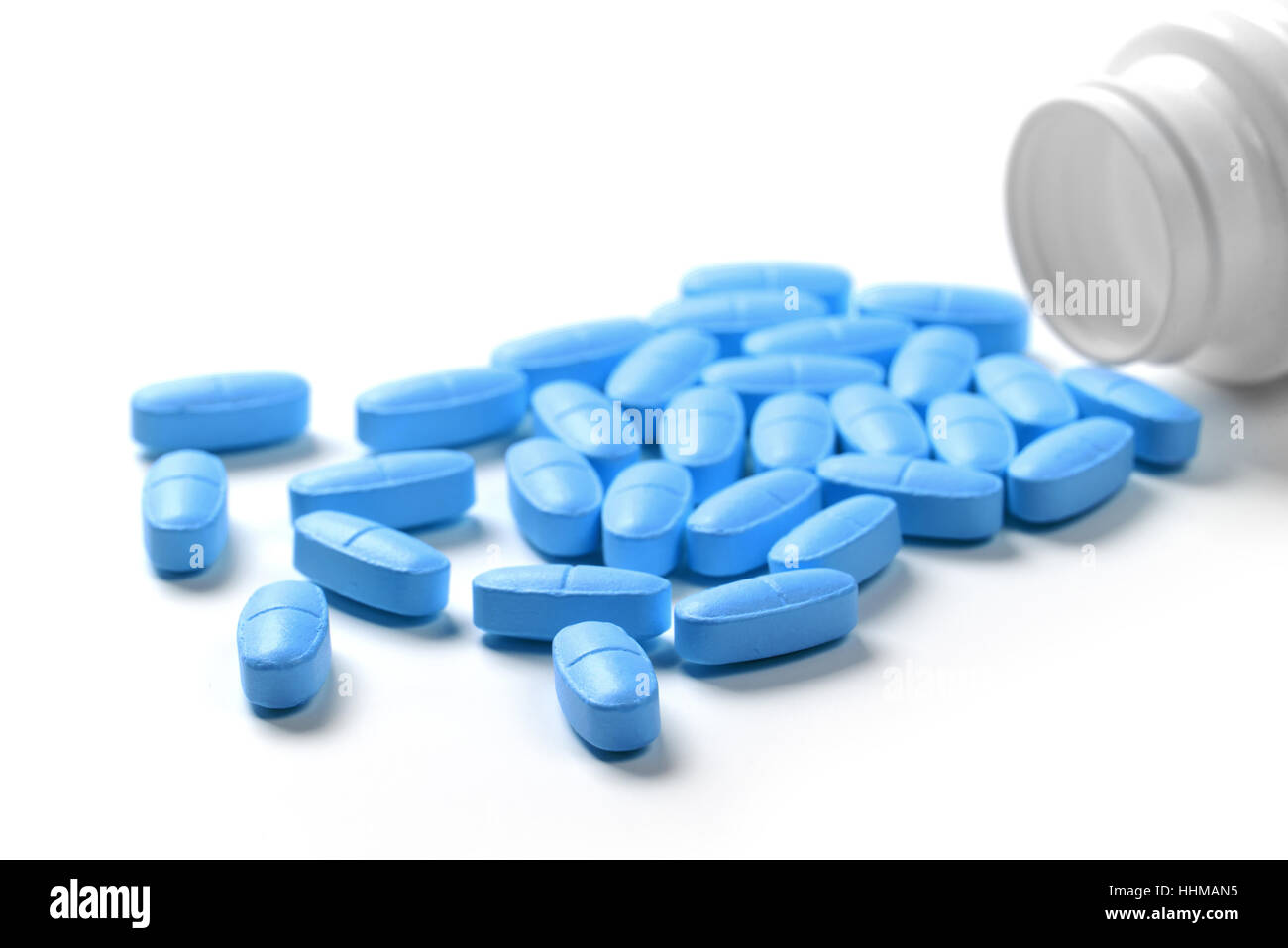Bouteille de médicament avec blue pills isolé sur fond blanc Banque D'Images