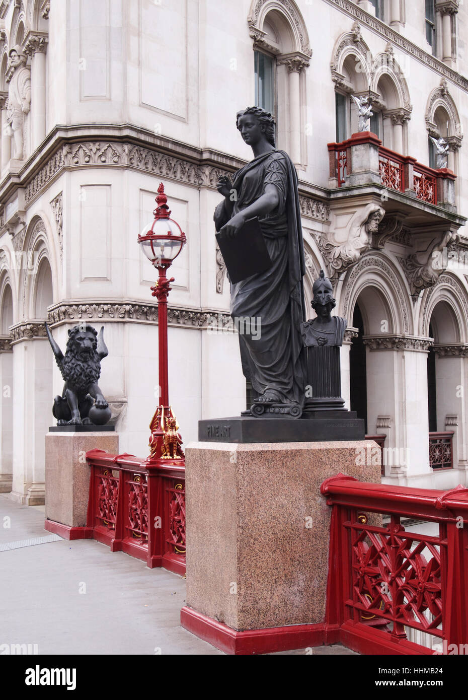 Statue en bronze allégorique représentant les beaux-arts, avec lion ailé, sur HOLBORN VIADUCT, Londres Banque D'Images