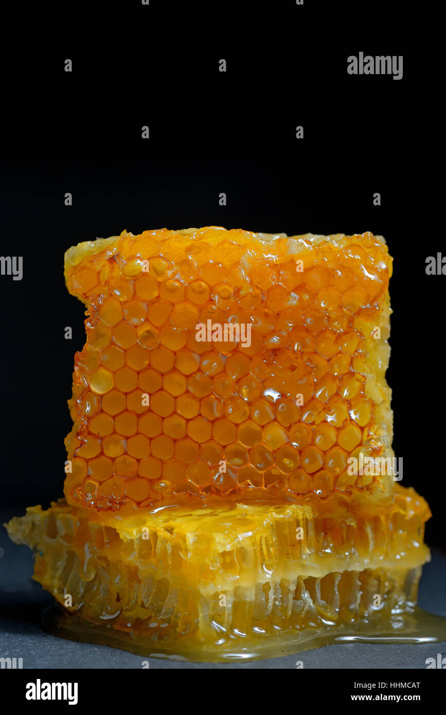 De miel et le miel sur la plaque noire ardesia Banque D'Images