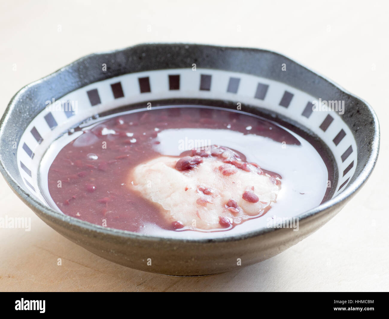 La cuisine japonaise, soupe aux haricots rouges avec gâteau de riz dans le bol Banque D'Images