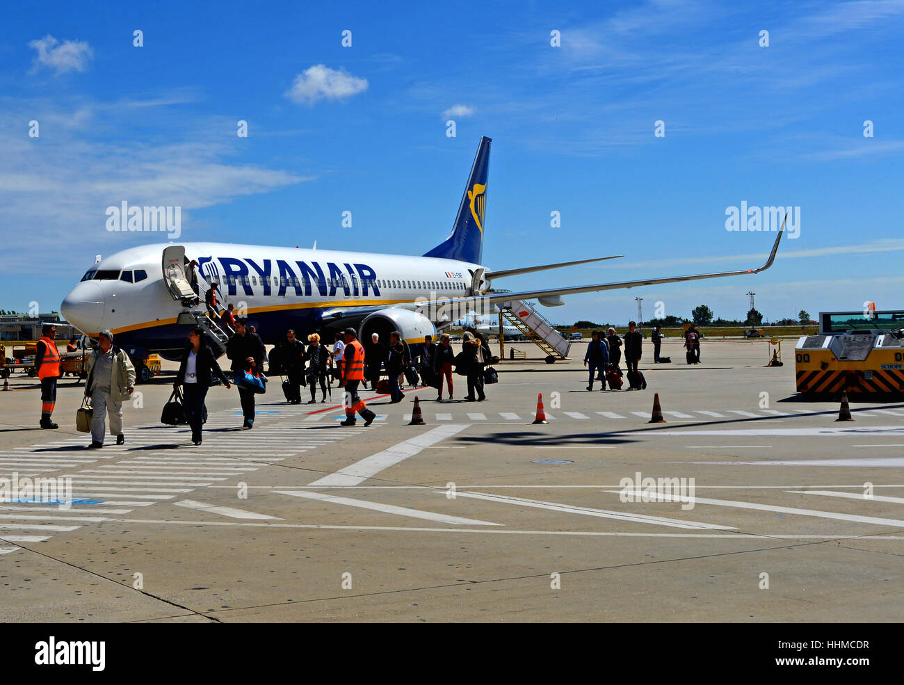 Les touristes laissant avion Ryanair sur l'aéroport international de Porto Portugal Banque D'Images