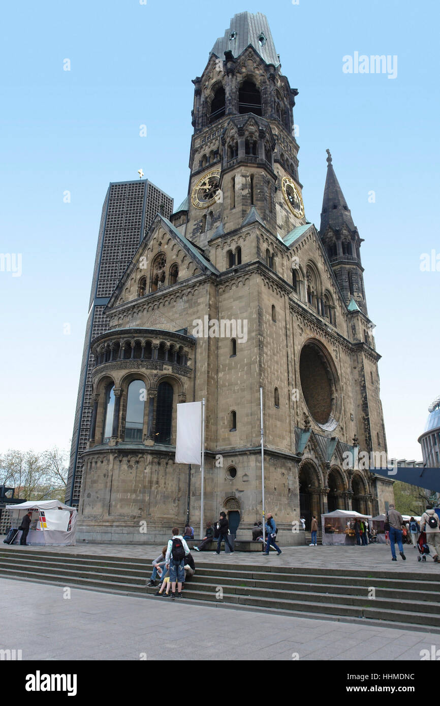 L'Empereur Guillaume 'Gedu00e4chtniskirche» à Berlin (Allemagne) en face de ciel bleu clair Banque D'Images