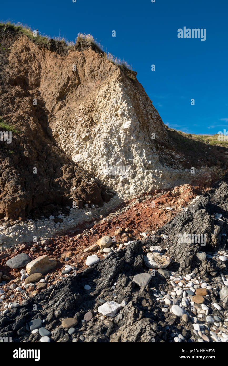 Caractéristiques géologiques à Speeton sands, Filey Bay. Une chasse aux fossiles bien connus. Banque D'Images