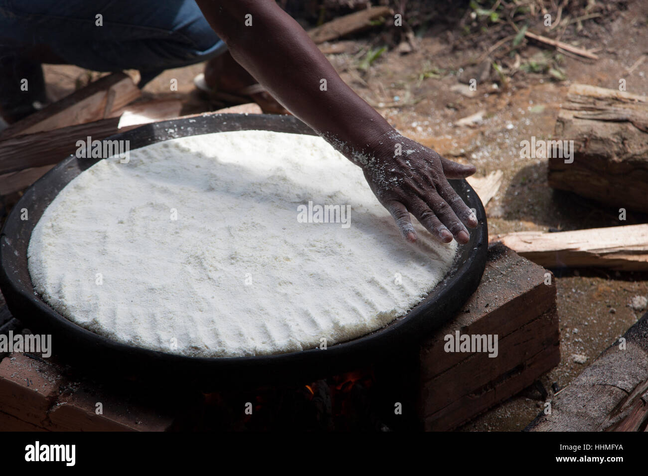Un type de pain plat typique fait de manioc dans le village amazonien de Pucaurquillo, Pérou. Banque D'Images