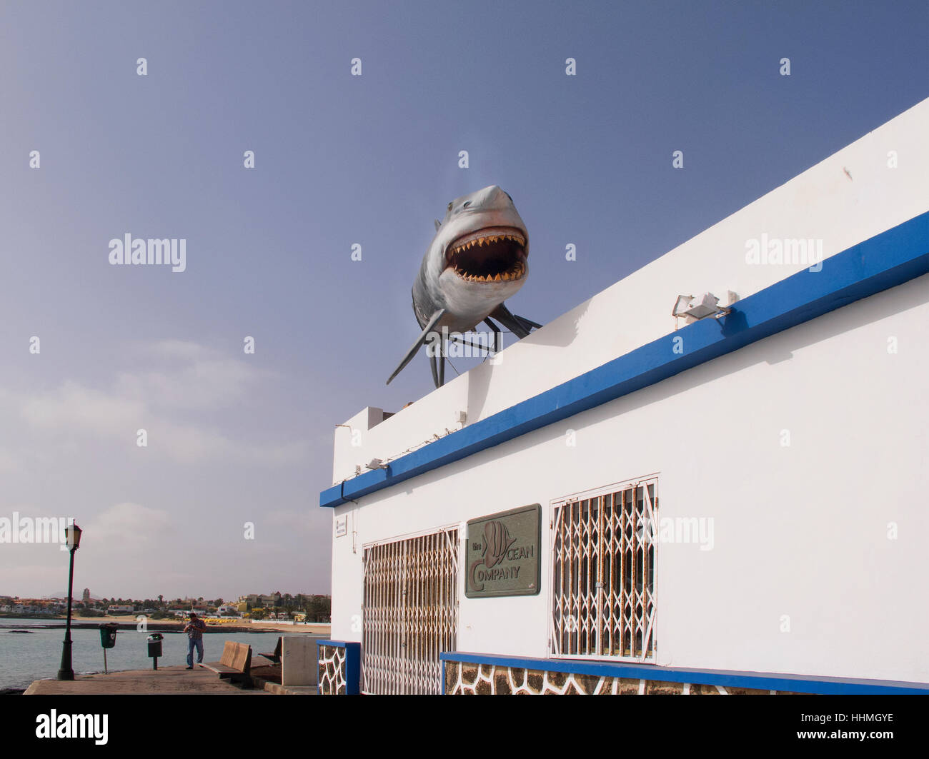 Modèle de requins sur la toiture du restaurant dans la baie de Corralejo, Fuerteventura Banque D'Images