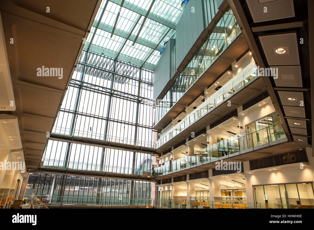 L'intérieur du nouveau Crick Institute. L'Atrium. La Francis Crick Institute est un centre de recherche biomédicale de Londres. Banque D'Images