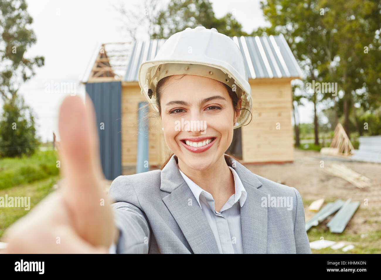Jeune architecte joyeux jusqu'holdingthumbs Banque D'Images