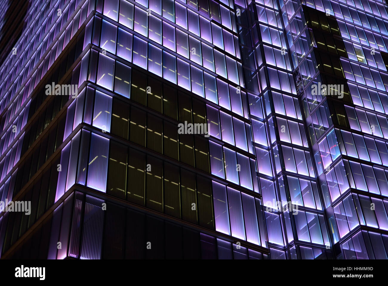 Place Charles Rogier au centre de la ville illuminée en soirée lors de fêtes de Noël le 4 décembre 2015 à Bruxelles, Belgique Banque D'Images