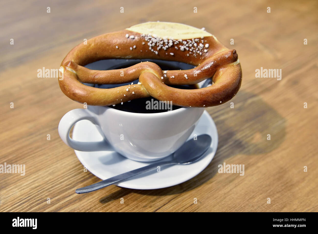 Brezel bretzel ou pain traditionnel allemand en forme d'un nœud torsadé Banque D'Images