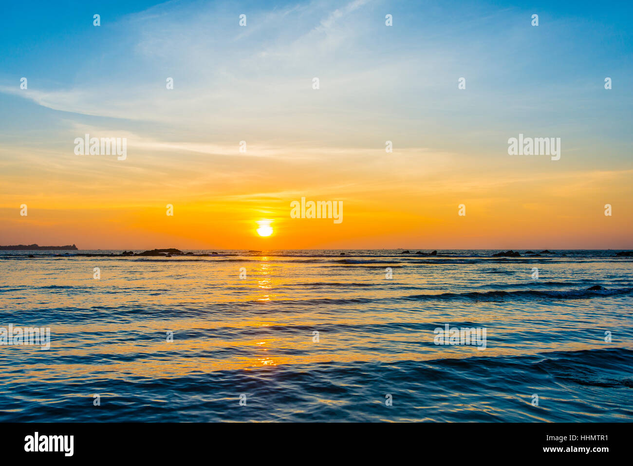 Coucher de soleil sur la mer, la baie du Bengale, de l'Ayeyarwady, au Myanmar, Chaungtha Banque D'Images