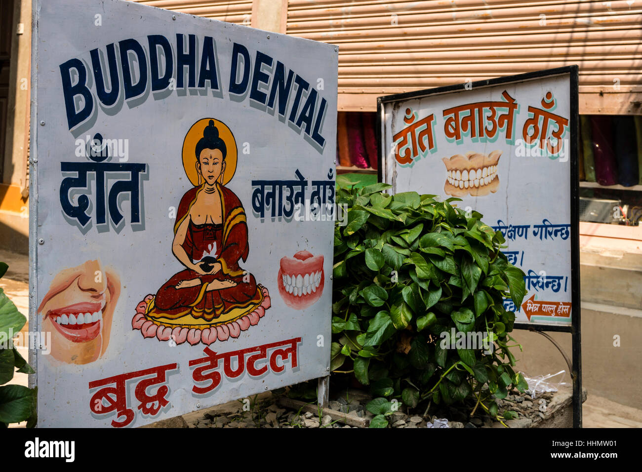 Publicité dentaire dentiste Bouddha à un poteau indicateur, Katmandou,  Népal, du district de Katmandou Photo Stock - Alamy