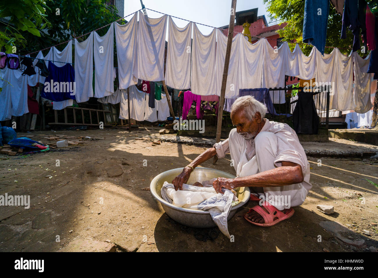 Homme faire la lessive à la main dans la cour, Katmandou, Népal, du district de Katmandou Banque D'Images