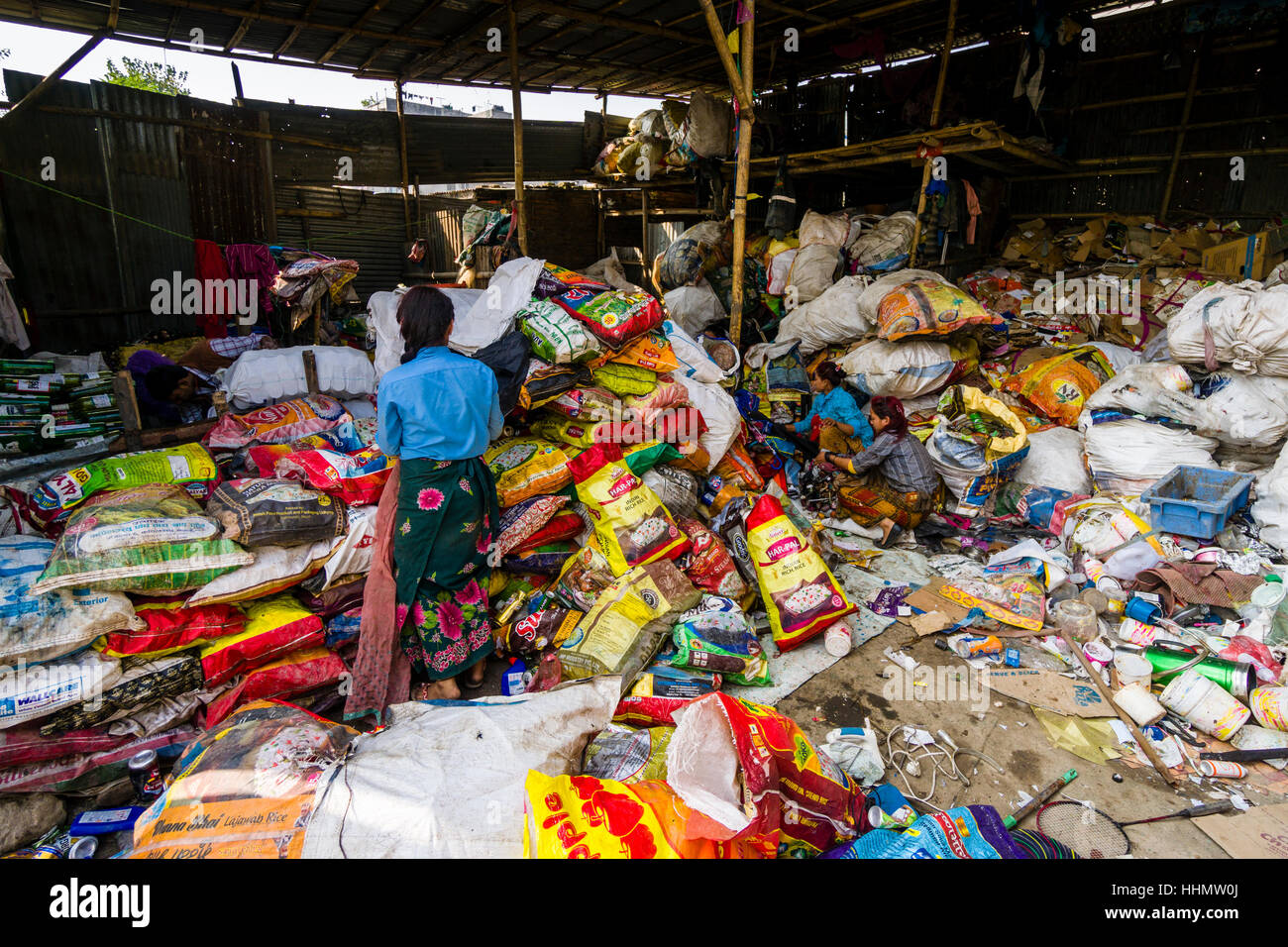 Le tri des déchets dans femme un abri pour le recyclage, Katmandou, Népal Banque D'Images
