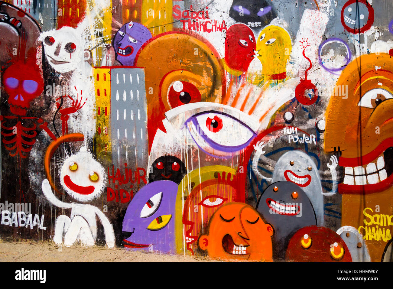 Graffitis colorés au mur d'une maison dans la banlieue Paknajol, Katmandou, Népal, du district de Katmandou Banque D'Images