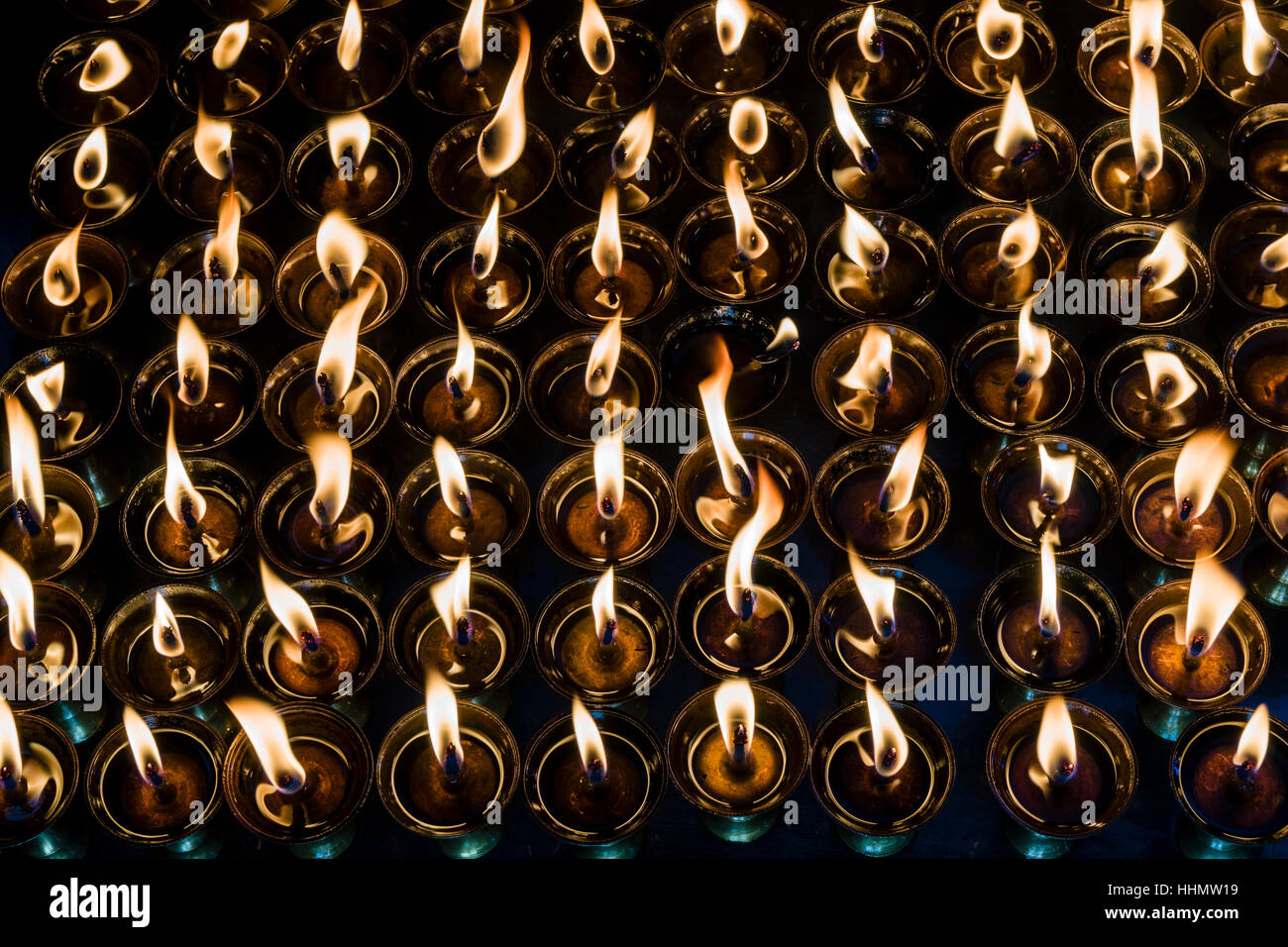 Lampes à beurre tibétaine avec flammes brûlantes, cultes, Katmandou, Népal Banque D'Images